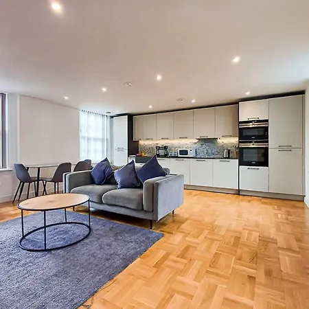 Modern 2-Bedroom, 2-Bathroom Apartment In West Kensington